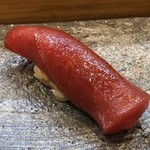 寿司栄 - 赤身はづけで・・づけ醤油が少し塩辛いかも。でも赤身の味わいはいいですね。