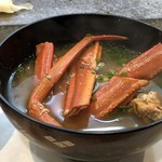 寿司栄 - 蟹のお味噌汁・・蟹がタップリ入っているので旨みがでて美味しいこと。