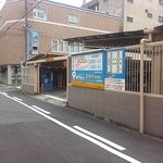 麺屋彩々 - 近所のコインパーキング　お店から一本南(AOKI裏)