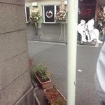 麺屋彩々 - 3名以上並ぶ場合は一本通りを挟んだ所で並びましょう。