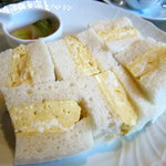 カフェ・ル・プティ・ニ・トロワ - あったかくてふわふわの卵サンド