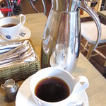 カフェ・ル・プティ・ニ・トロワ - コーヒーはポットで出てきます
