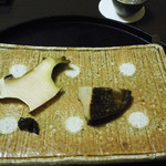 と村 - 北海道の蝦夷鮑（１月おいた生の肝をつけて食べる）、ステーキにした千葉の勝浦の鮑