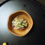 と村 - 気仙沼産の戻り鰹、茗荷と独活と胡瓜と花穂と紫芽（花紫蘇の小さいもの）匂いのある野菜とともに