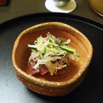 と村 - 気仙沼産の戻り鰹、茗荷と独活と胡瓜と花穂と紫芽（花紫蘇の小さいもの）匂いのある野菜とともに