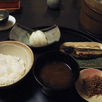 と村 - ご飯、赤だし縮緬雑魚、鰯の焼き物