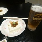 Nomikui Dokoro Matoi - ノンアルはグラスで嬉しい、お通しは豆腐に松前漬け掛けた物