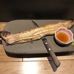 串打ちジビエと鰻串 新宿寅箱 - 天然鰻丸焼き
