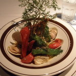 マザーエスタ - 真鯛のアクアパッツァ　万願寺唐辛子、パプリカ、アサリとエビ、人参の葉っぱの素揚げ