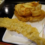 讃岐うどん 條辺 - （2018/6月）手前は失念、奥はかき揚げ