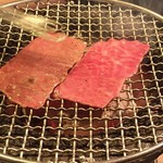 うしごろバンビーナ・カルボーネ - ザブトンのすき焼きの、肉を焼いてるところ。※１人前（肉は一人2枚ずつ）