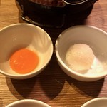 うしごろバンビーナ・カルボーネ - ザブトンのすき焼きの、付属の生卵と白飯。※１人前