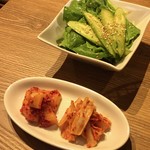 うしごろバンビーナ・カルボーネ - うしごろサラダとキムチ盛り合わせ。※二人前