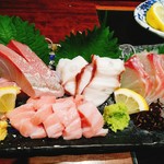 おいしい寿司と活魚料理 魚の飯 - 刺身盛り合わせ5点@1990円