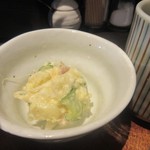 Yakitori Pisutoru - 丼に添えられた小鉢はポテトサラダでした。
      