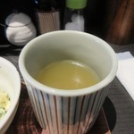 Yakitori Pisutoru - 先ずはお茶をと思っていただいたのは美味しい鶏のスープ。
                        
                        ふもと赤鶏をスープにした絶品のスープです。