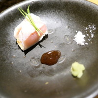 焼鳥 市松 - 胸肉たたきに醤油のムースとごま油のパウダーと本わさび