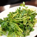 チョップスティックス - おつまみパクチー（280円）♪胡麻油とお塩、レモンなどで味付けされています。いい香り！！