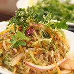 チョップスティックス - 青パパイヤと蒸し鶏のサラダ（550円）♪お店のオススメだそうです。