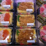 Kakujougyorui - 左から、三色丼1300円、うに丼1500円、海鮮丼1000円