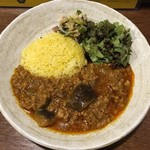 SPICY CURRY 魯珈 - 麻婆茄子カレー葱焼豚アチャール添え