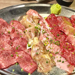 肉と日本酒 - 左から順に三十日熟成タン食べ比べ・大山鳥もも肉・イベリコ豚の豚トロ・かたさんかく・上バラ外もも