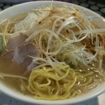 羅魅陀 - ネギ塩 麺を引っ張り出し