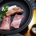 Echigoya Ryokan - 仙台牛と宮城産鶏肉の鉄板焼。ちょっとペラペラかな。でも、宿代からすれば仕方ないか。