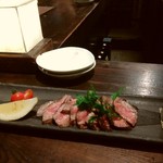 旅篭 - 国産　黒毛和牛のたたき1980円