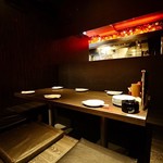 Dezaina-Zuko Shitsu Izakaya Jidori Bouzu - のれんで仕切られた半個室の掘り炬燵 6名席