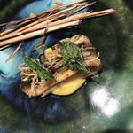 サンタキアラ - 相方  稲わらでスモークした三河湾の穴子 下に北海道産インカのめざめ、モロヘイヤ、牛蒡