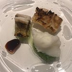 サンタキアラ - 備長炭で火入れした伊勢湾のうつぼ二種 左は皮目だけふんわり、右はしっかり焼きコロコロ食感