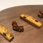 サンタキアラ - アーモンドとレーズンのビスコッティとキャラメルゼしたくるみ