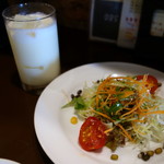 ミルチ - Aセットのサラダ&ラッシー