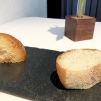 カンブーザ - バジル練りこんだパンとバケット