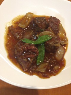 彩雲瑞 - [酸辣燜牛腩] 牛バラ肉の酸辛煮、青菜添え