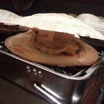 魚七鮮魚店 - 「活白ハマグリ」貝殻ごと豪快に焼いていきます☆