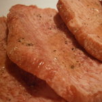 焼肉 山水 - 23年8月　厚切りタン塩　厚切り部分のアップ
