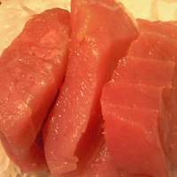 浅草 魚料理 遠州屋 - 近海生まぐろぶつ切定食 670円 の近海生まぐろぶつ切の断面