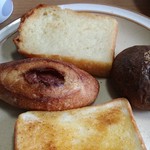 ぱんやベッキー - （上から時計回りに）檜山南部食ぱんのフレンチ・トースト、珈琲あんぱん、プロシュート。下のトーストはスーパーの物で関係ありません