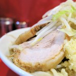 ラーメン二郎 - 豚の厚み