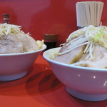 ラーメン二郎 - ＜参考＞大豚野菜（左）との比較