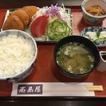 Takashimaya - 主菜のほかは…
                        ・ご飯は割と大盛
                        ・味噌汁は鰹出汁
                        ・エビの風味がするヒジキと大根の煮物
                        ・大根の浅漬け