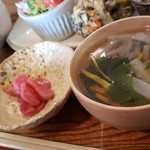 自然食 ホロ - 根菜ワカメスープです。