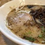 ちびっこもやしラーメン650円…とんこつスープにマー油が浮いています