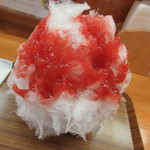 果実堂 - 苺ジャムの様なシロップは濃厚で果肉もたっぷり♪