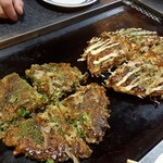 ぽん太 - 牛すじネギ焼き、モダン焼き