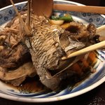 魚平 - 見事な鯛のアラ炊き