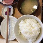 焼肉処 まるます家 - 定食には『ライス』『お味噌汁』『漬物』ライスの量は
      選べて、お値段変わらず(｡•̀ᴗ-)✧