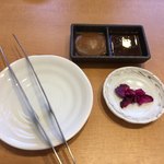 焼肉処 まるます家 - トングも各自♬︎タレは、醤油ベース、味噌ベースの2種類！どちらも美味しい♡お好みで(*ˊᵕˋ*)